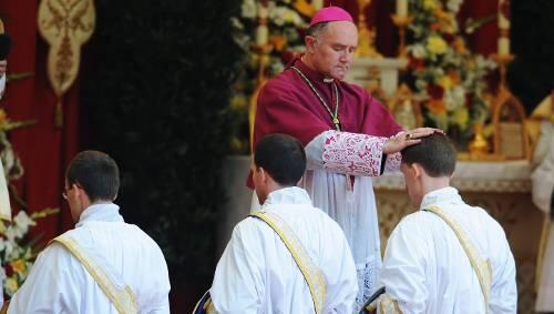 Der Generalobere der Piusbrüder, Bischof Bernard Fellay, legt am Samstag im Priesterseminar in Zaitzkofen (Oberpfalz) seine Hände auf einen neuen Priester. Der Generalobere der Piusbrüder, Bischof Bernard Fellay, legt am Samstag im Priesterseminar in Zaitzkofen (Oberpfalz) seine Hände auf einen neuen Priester.