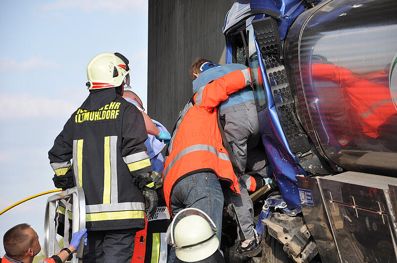 Ein Milch-Laster kracht bei Ampfing gegen einen Brückenpfeiler aus Beton.
