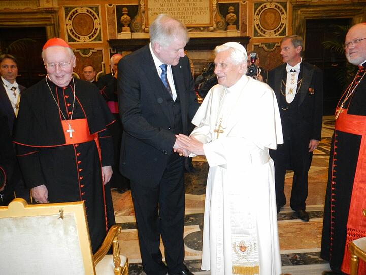 Der Papst begrüßt Horst Seehofer und seine Bischofs-Nachfolger, Friedrich Wetter und Reinhard Marx (r.)