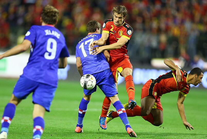 Mario Mandzukic (Mitte links) kam 87 Minuten zum Einsatz. Ivan Perisic von Borussia Dortmund erziehlte den Treffer (6.) für Kroatien. Guillaume Gillet (Mitte rechts) (45.+1) konnte für Belgien treffen.