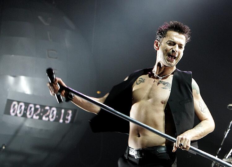 31- Jahre zusammen und immer noch hochexplosiv. Die Band Depeche Mode, die mit ihrem Synthie-Pop die Musik nachhaltig geprägt haben, kommt im Juni nach München. Die Bilder von vergangenen Konzerten und Aktionen.