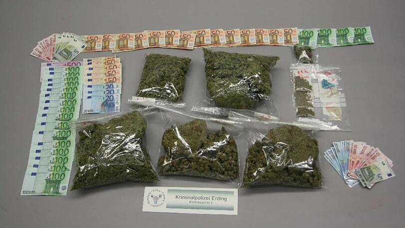 Die Polizei konnte rund 3 Kilogramm Marihuana, 8 Gramm Crystal, 25 Gramm Kokain, 10 Gramm Amfetamin, 30 Ecstasytabletten sowie 10.000 Euro sicherstellen. Die Polizei konnte rund 3 Kilogramm Marihuana, 8 Gramm Crystal, 25 Gramm Kokain, 10 Gramm Amfetamin, 30 Ecstasytabletten sowie 10.000 Euro sicherstellen.