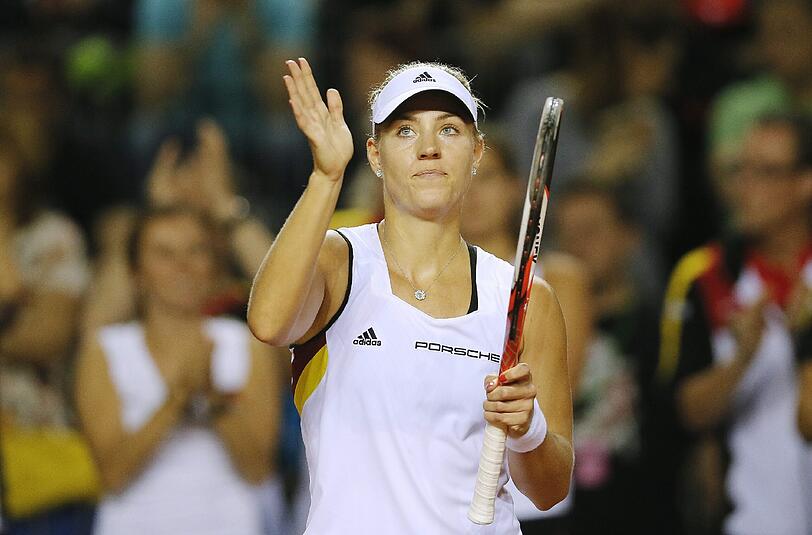 Angelique Kerber bringt Deutschland gegen Rumänien in Führung. Doch Andrea Petkovic unterliegt Simona Halep.