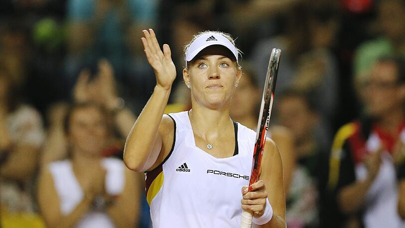 Angelique Kerber bringt Deutschland gegen Rumänien in Führung. Doch Andrea Petkovic unterliegt Simona Halep. Angelique Kerber bringt Deutschland gegen Rumänien in Führung. Doch Andrea Petkovic unterliegt Simona Halep.