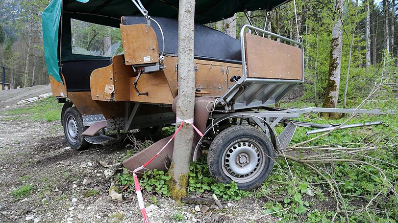 Am Schloss Neuschwanstein wurden bei einem schweren Unfall mit einer Pferdekutsche vier Menschen verletzt - die Fotos vom Unfallort...
