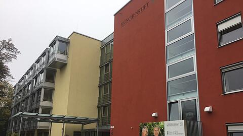 Das Münchenstift-Haus an der Effnerstraße: Hier leben 66 Senioren im Bereich &bdquo;Wohnen mit Service&ldquo; und 125 im Pflegebereich.