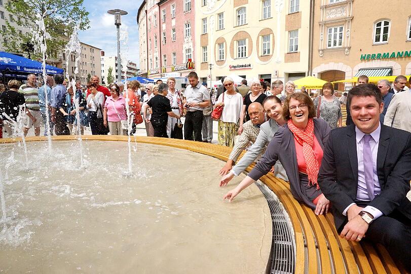 Wasser marsch: Endlich ist der neue Platz am Harras fertig und offiziell eröffnet.