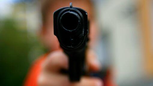 Das hätte er mal lieber gelassen: Ein 15-Jähriger hat einem Bundespolizisten im Zug eine Waffe unter die Nase gehalten.