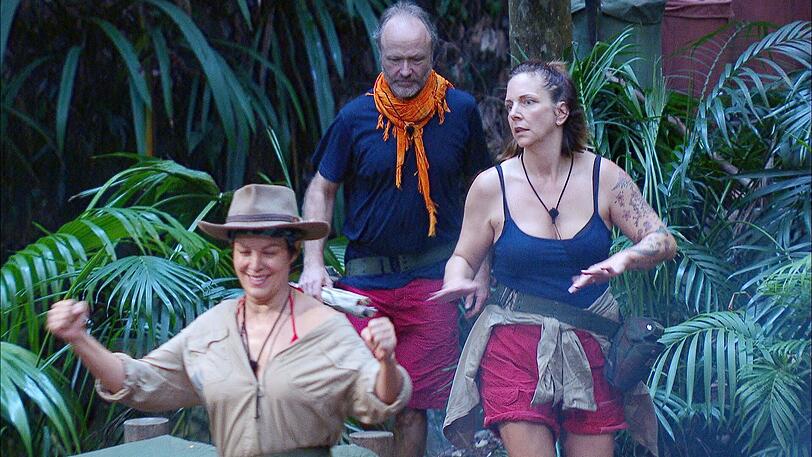 Wegen eines gefährlichen Unwetters muss das Trio die Schatzsuche abbrechen und darf zurück ins Camp kehren.