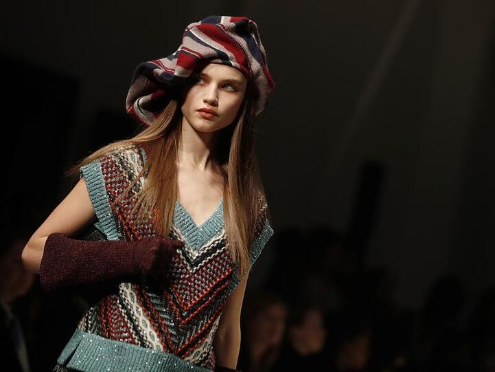 Ein Model präsentiert eine Kreation der Herbst/Winter Damenkollektion 2020/21 des italienischen Modeunternehmens Missoni.