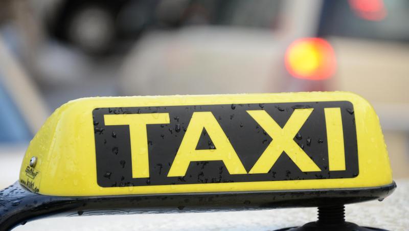 Ein Taxischild auf dem Dach eines Taxis. (Archivbild) Ein Taxischild auf dem Dach eines Taxis. (Archivbild)