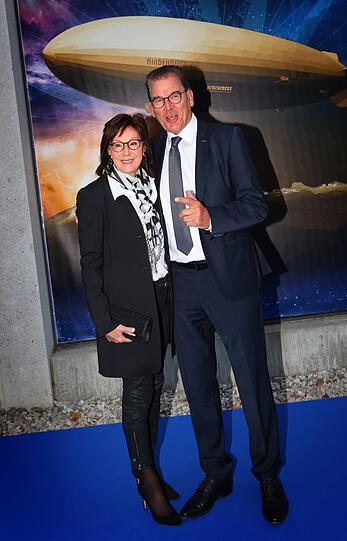 Gerd Müller (CDU), Bundesentwicklungsminister, und seine Frau Gertie Müller-Hoorens stehen vor der Weltpremiere des Musicals "Zeppelin" auf dem blauen Teppich.