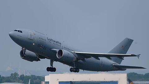 Ein Airbus A310 MedEvac der Bundeswehr während eines Starts auf dem Flughafen Köln Bonn.
