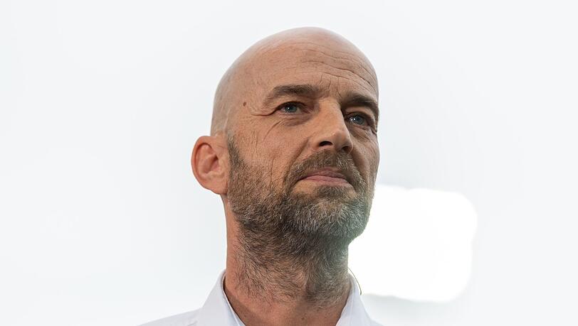 Günther Gorenzel, Sportdirektor von 1860 München, steht im Stadion.