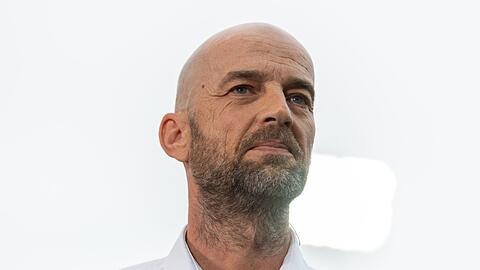 Günther Gorenzel, Sportdirektor von 1860 München, steht im Stadion.