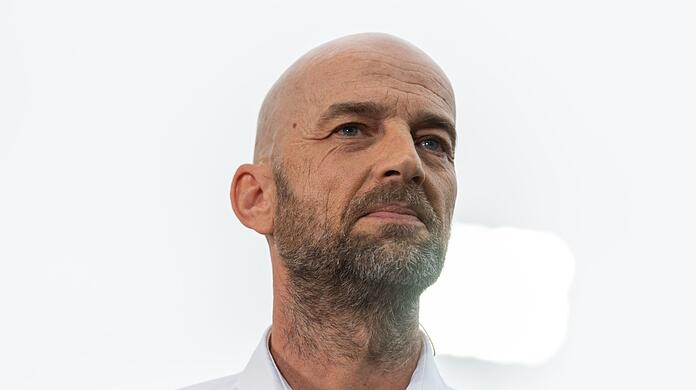 Günther Gorenzel, Sportdirektor von 1860 München, steht im Stadion.