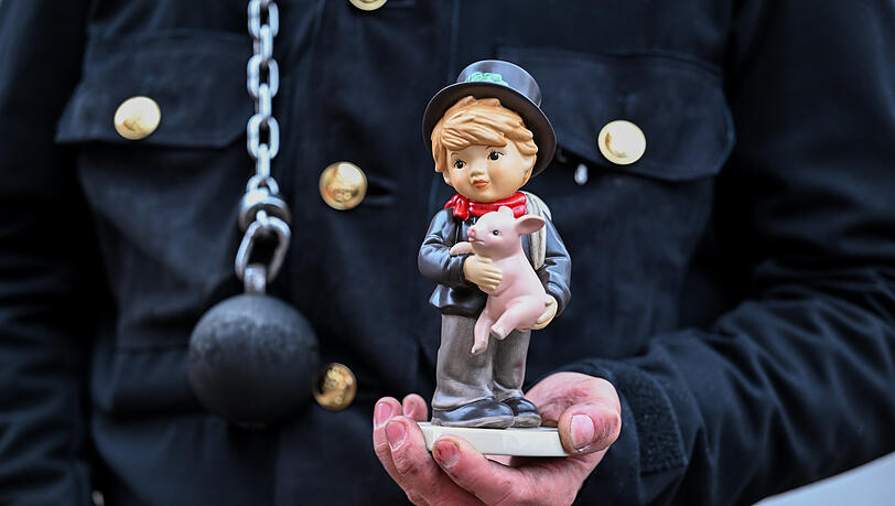 Der Glücksbringer mit dem Glücksbringer: Auch wenn Ritt nicht ständig Kamine kehrt, rußig sind seine Finder schnell. Der Glücksbringer mit dem Glücksbringer: Auch wenn Ritt nicht ständig Kamine kehrt, rußig sind seine Finder schnell.