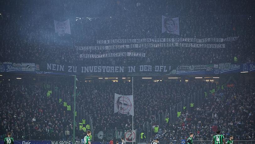 Banner der Fans von Hannover 96 sorgten für eine Spielunterbrechung in Hamburg.