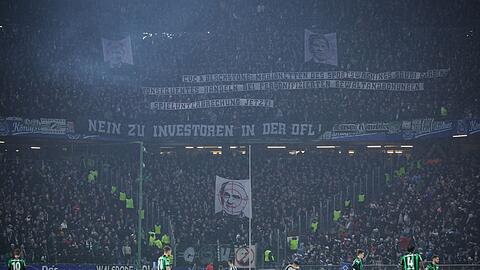 Banner der Fans von Hannover 96 sorgten für eine Spielunterbrechung in Hamburg.