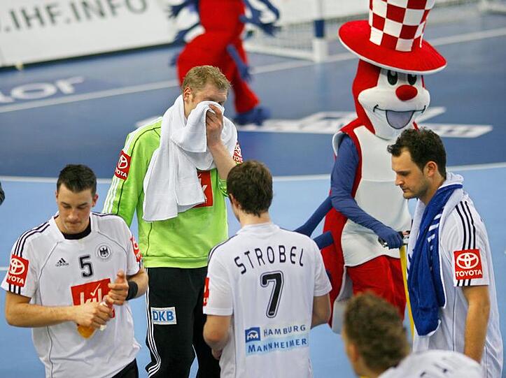 Die deutschen Spieler verlassen enttäuscht das Spielfeld.