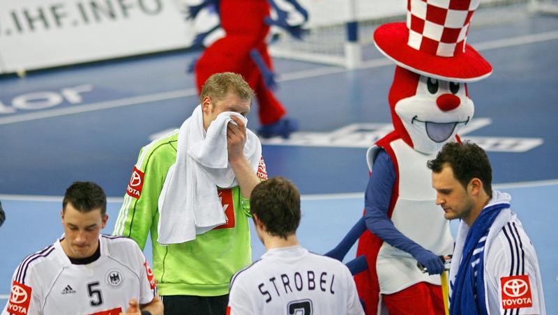 Die deutschen Spieler verlassen enttäuscht das Spielfeld. Die deutschen Spieler verlassen enttäuscht das Spielfeld.