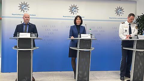Das bayerische LKA und die Staatsanwaltschaft München bei einer Pressekonferenz zum Anschlag vor dem israelischen Konsulat.