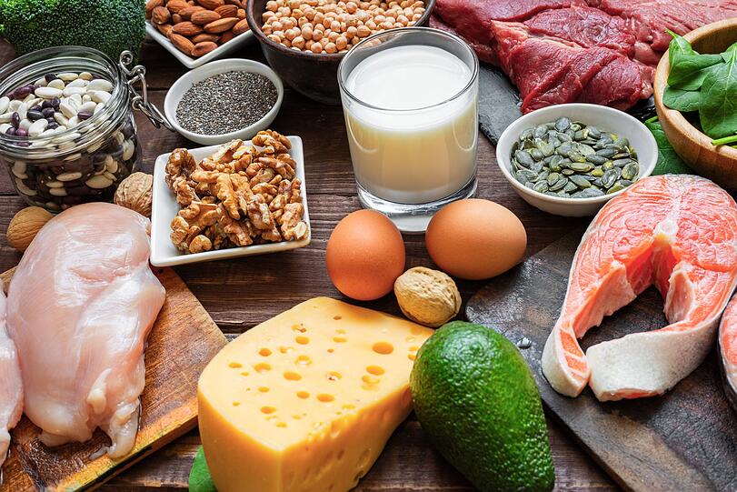 Ein ausgewogenes Fr&uuml;hst&uuml;ck f&uuml;r einen stabilen Blutzucker enth&auml;lt vor allem gen&uuml;gend Proteine. Proteinreiche Lebensmittel halten lange satt und f&ouml;rdern zudem einen aktiven Alltag und den Muskelaufbau. Gute Eiwei&szlig;quellen sind Fleisch, Fisch, Eier, Milchprodukte, H&uuml;lsenfr&uuml;chte, N&uuml;sse und Getreide. Kombinieren Sie diese am besten mit gesunden Fetten.