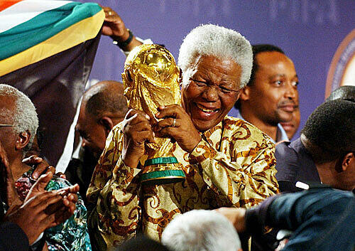 Er ist schon Weltmeister: Friedensnobelpreisträger Nelson Mandela im Mai 2004, als das Turnier nach Südarfrika vergeben wurde.