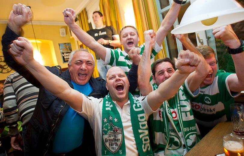 In der nächsten Saison spielen die Franken von der SpVgg Greuther Fürth in der ersten Liga - wenn das kein Grund zum Feiern ist! Dank dem 2:1 Sieg von Dynamo Dresden gegen Fortuna Düsseldorf ist dem Spitzenreiter ein Tabellenplatz ganz vorne jetzt gewiss.