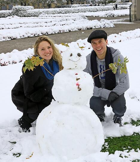 Schneemann-Bauen im Englischen Garten: So nutzen die Münchner den ersten Schnee-Sonntag des Jahres.