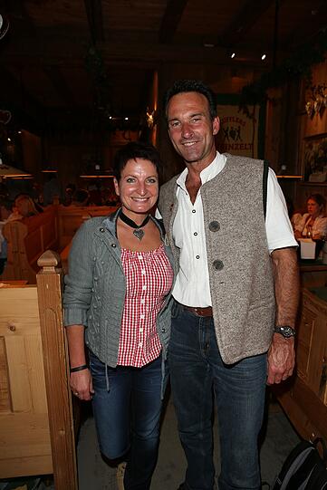 Silvia Sperber-Seiderer mit Ehemann Joachim im Weinzelt.