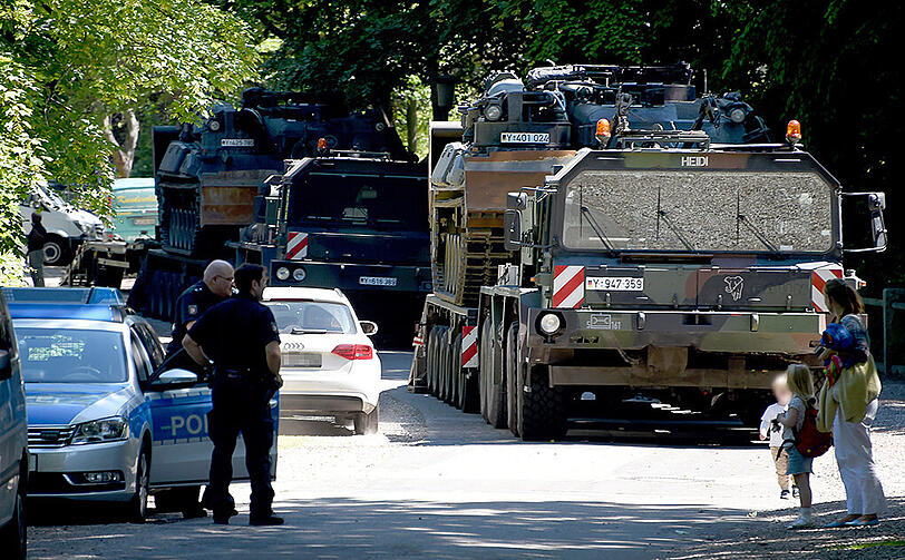 Bergepanzer der Bundeswehr warten am 01.07.2015 in Heikendorf (Schleswig-Holstein) auf den Einsatz auf einem Villengrundstück. Auf dem Gelände sollen sich Waffen aus dem Zweiten Weltkrieg befinden.