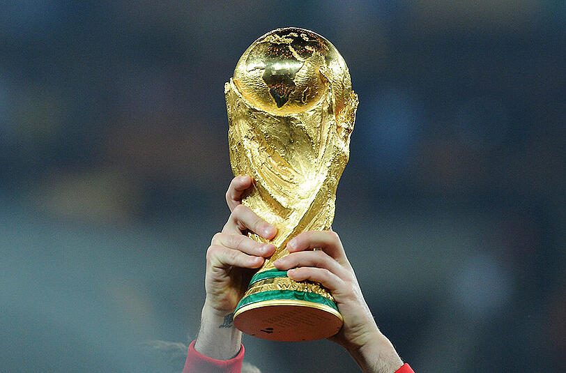 Ab der WM 2026 sollen insgesamt 40 Mannschaften um den WM-Pokal kämpfen - bisher sind es 32 Teilnehmer, aufgeteilt in acht Gruppen.