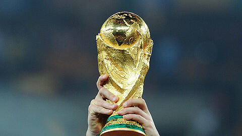 Ab der WM 2026 sollen insgesamt 40 Mannschaften um den WM-Pokal kämpfen - bisher sind es 32 Teilnehmer, aufgeteilt in acht Gruppen.