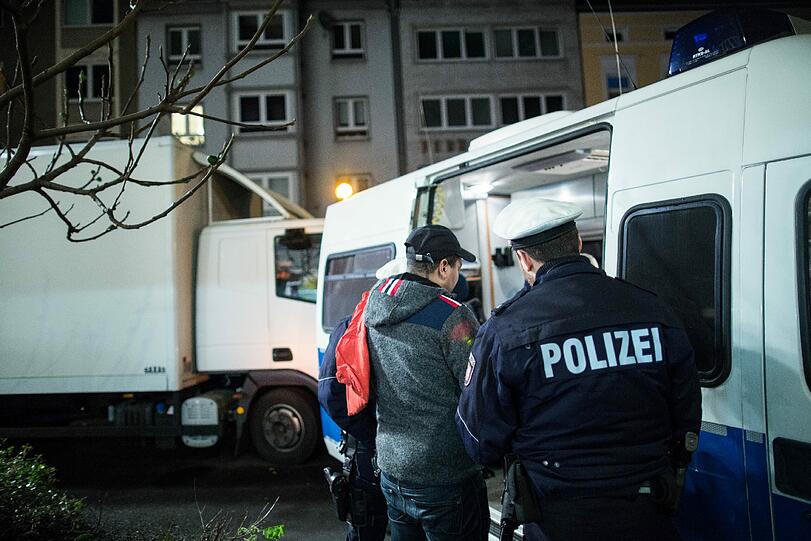 Am Samstagabend haben mehrere Hundert Polizisten im Düsseldorfer Nordafrikaner-Viertel Maghreb mehr als sechs Stunden lang Personen kontrolliert und Räume durchsucht.