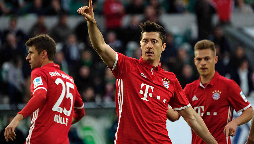 Der FC Bayern schießt den VfL Wolfsburg mit 6:0 ab, Robert Lewandowski trifft doppelt.