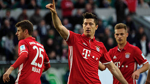 Der FC Bayern schießt den VfL Wolfsburg mit 6:0 ab, Robert Lewandowski trifft doppelt.