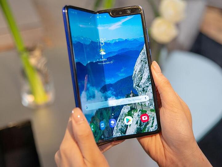 Ein Serienmodell des Samsung Galaxy Fold Tablet-Smartphone soll am 3. Mai 2019 auf den europäischen Markt kommen.