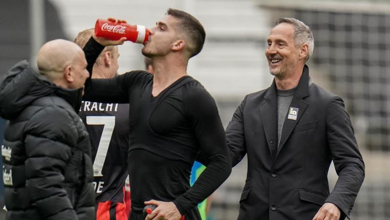 Ist mit Frankfurt auf Kurs Champions League: Eintracht-Coach Adi Hütter (r).