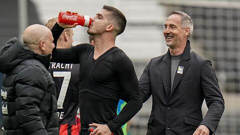 Ist mit Frankfurt auf Kurs Champions League: Eintracht-Coach Adi Hütter (r).