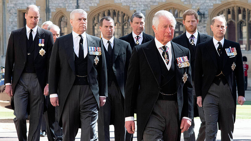 Prinz William (l.) und Prinz Charles (r.) distanzieren sich von Prinz Andrew (M.).