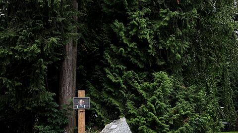 In ihrem Heimatort Garmisch-Partenkirchen gibt es eine kleine Gedenkst&auml;tte im Kurpark. (Archivbild)
