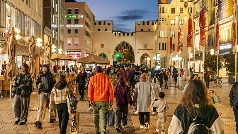 Am 30. Oktober 2026 kann in der Münchner Innenstadt in zahlreichen Geschäften bis weit nach 20 Uhr eingekauft werden. (Archivbild) Am 30. Oktober 2026 kann in der Münchner Innenstadt in zahlreichen Geschäften bis weit nach 20 Uhr eingekauft werden. (Archivbild)