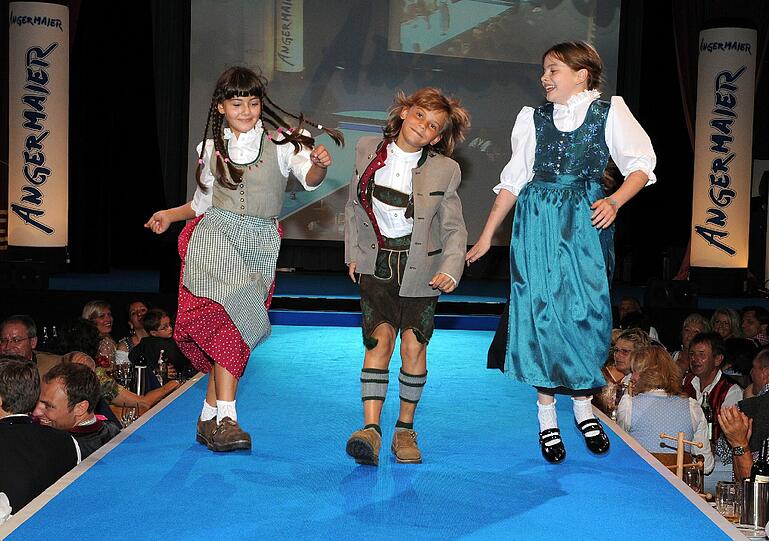 Auch die Herren bekennen Farbe &ndash; dank buntbestickter Lederhosn sowie Westen in Pink, Royalblau und Rot.&ldquo;