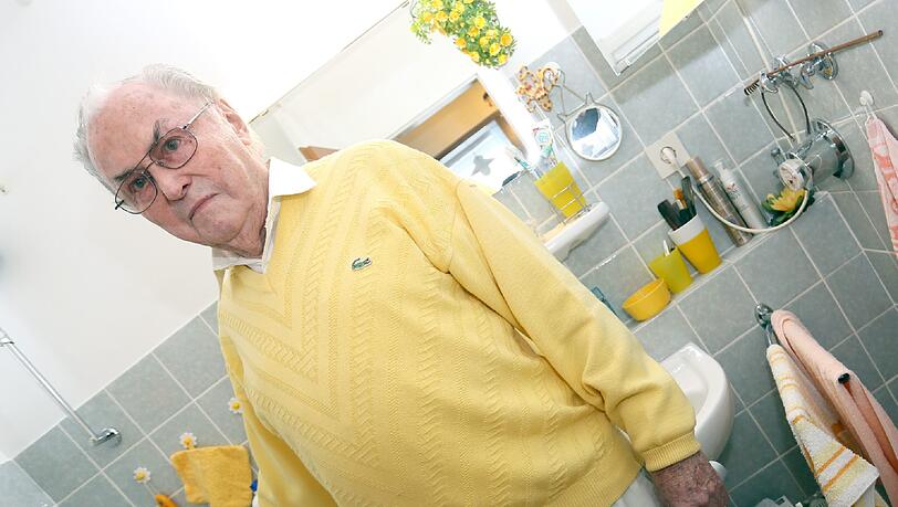 Horst S. in seinem Bad. Der Betrüger wollte von ihm, dass er seine Brause festhält – wegen des Wasserdrucks. Tatsächlich wollte der Gauner unbemerkt seinen Komplizen in die Wohnung lassen. Horst S. in seinem Bad. Der Betrüger wollte von ihm, dass er seine Brause festhält – wegen des Wasserdrucks. Tatsächlich wollte der Gauner unbemerkt seinen Komplizen in die Wohnung lassen.