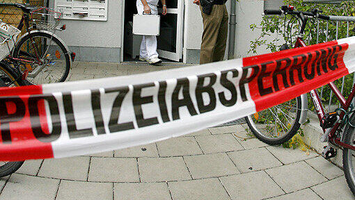 In Kleinhadern ist eine Frau (52) nach Gewalteinwirkung gestorben. Die Polizei hat den Lebensgefährten festgenommen. (Symbolbild) In Kleinhadern ist eine Frau (52) nach Gewalteinwirkung gestorben. Die Polizei hat den Lebensgefährten festgenommen. (Symbolbild)