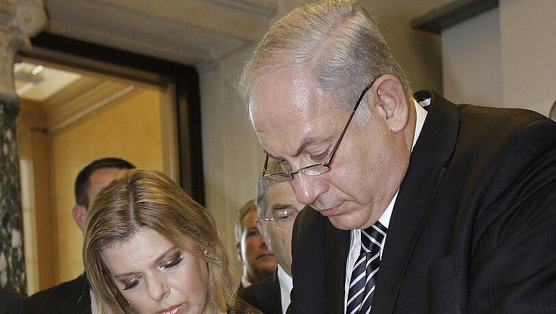 Sara Netanyahu neben ihrem Mann Benjamin bei einem Besuch in Berlin im Jahr 2009 Sara Netanyahu neben ihrem Mann Benjamin bei einem Besuch in Berlin im Jahr 2009