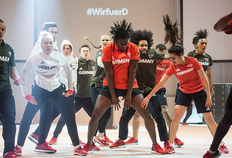 Cooler Chic statt bunter Samba-Look: Die deutsche Olympia-Mannschaft wird bei der Eröffnungs- und Schlussfeier der XXXI. Sommerspiele in Rio de Janeiro kein Farbtupfer sein, dürfte mit dem modernen Outfit aber eine gute Figur machen. Die Bilder.