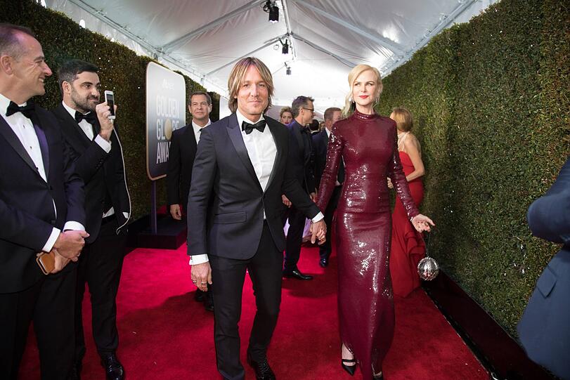 Flop: Da schaut aber jemand glücklich aus. Gemeinsam mit Ehemann Keith Urban schreitet Nicole Kidman über den Roten Teppich. Allerdings ist das Pailletten-besetzte Kleid von Michael Kors trotz ihrer zarten Figur nicht unbedingt vorteilhaft.