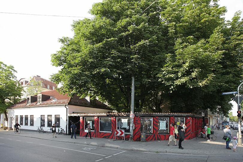 Das Eckgrundstück Fraunhofer-/Ecke Erhardtstraße: Noch kann man hier bei der Ruby Bar im schattigen Garten sitzen. Im Herbst ist Baubeginn für das neue Wohn- und Geschäftshaus.